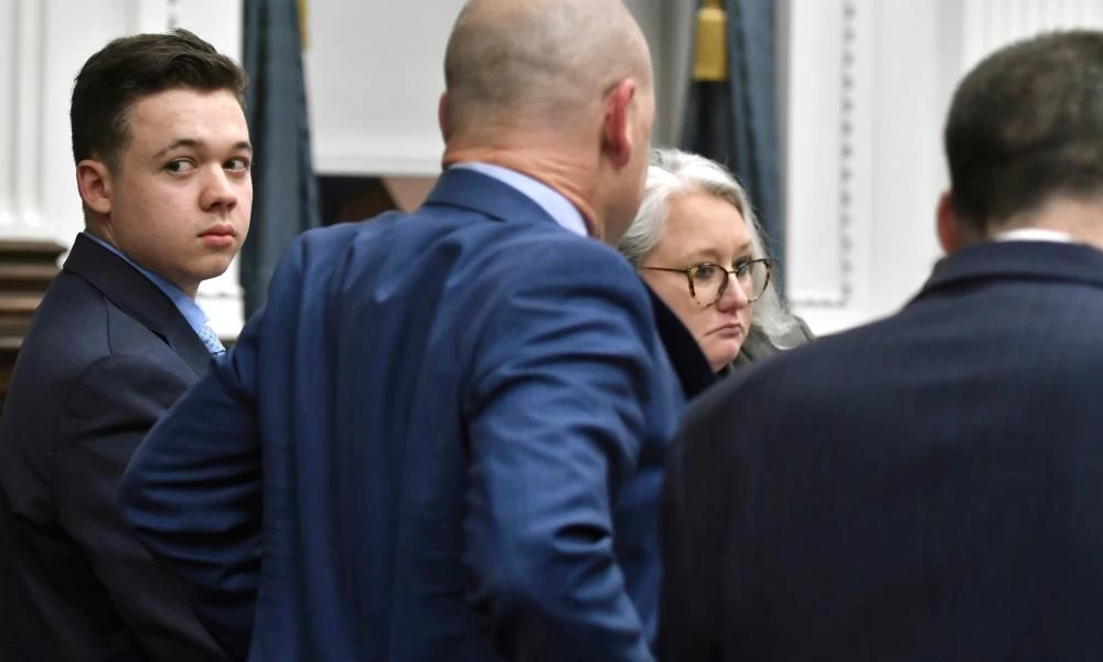 ΗΠΑ: Χωρισμένη στα δύο η χώρα για την αθώωση εφήβου που σκότωσε δύο ανθρώπους σε αντιρατσιστικές διαδηλώσεις